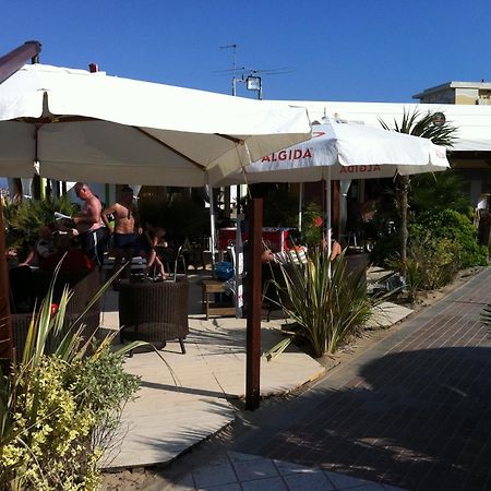 Viva Beach Hotel Rimini Exterior photo