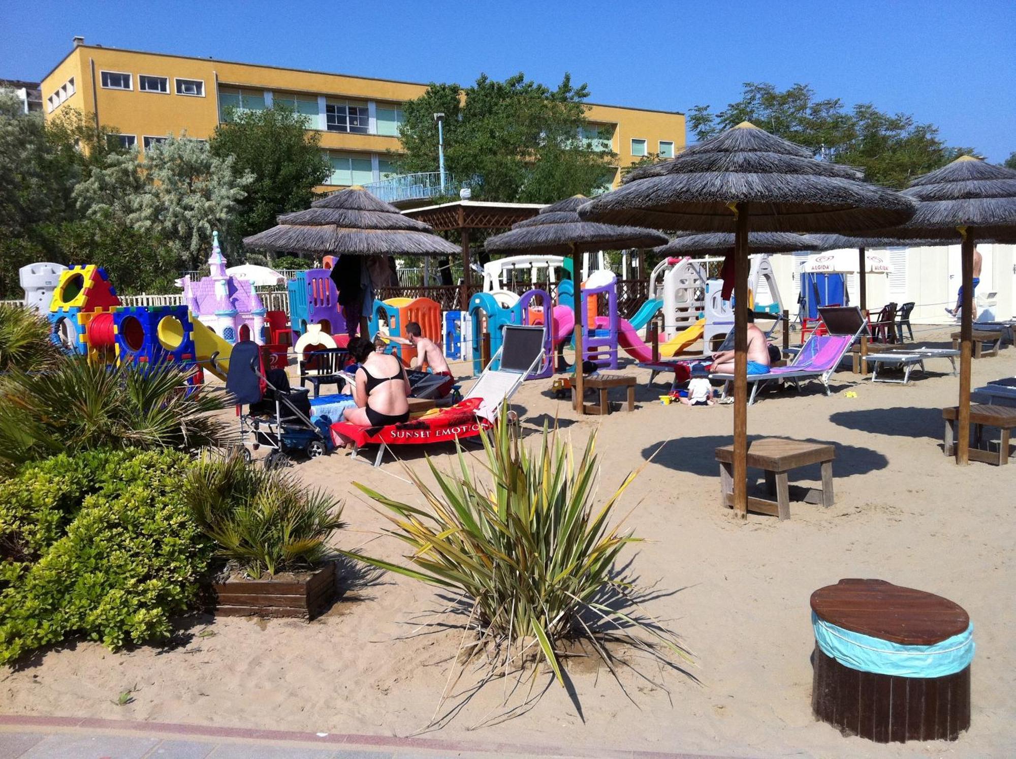 Viva Beach Hotel Rimini Exterior photo